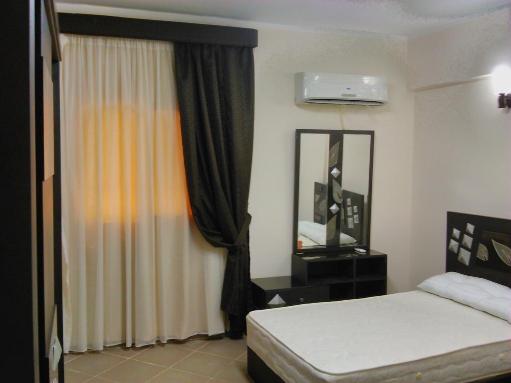 Three-Bedroom Apartment At Louly Beach Resort Ain Sukhna Phòng bức ảnh